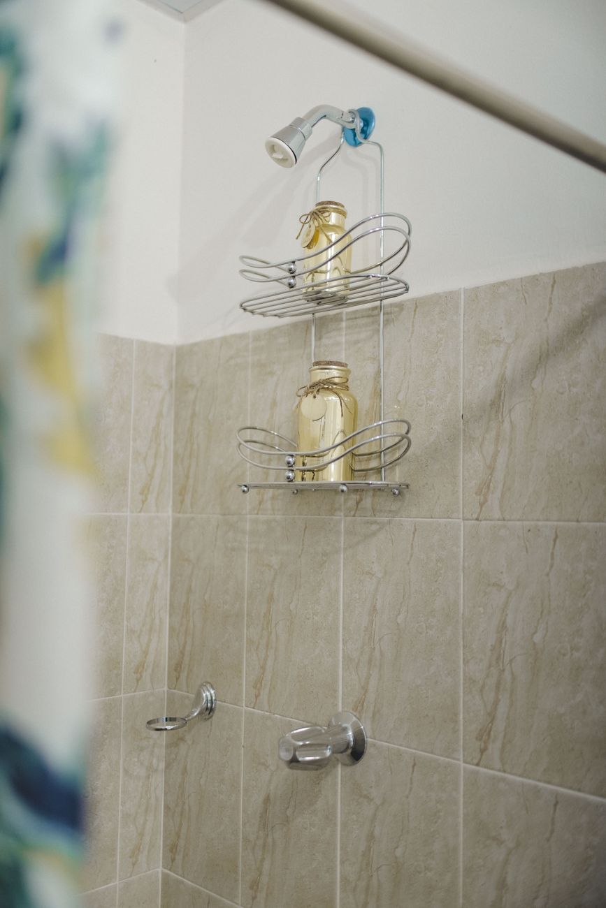 Aplikace sanitárního silikonu do spáry vany